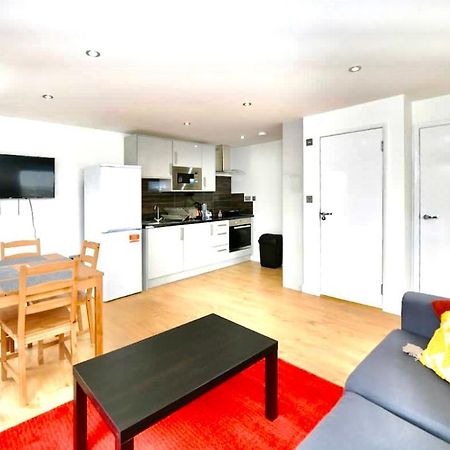 Lovely 2 Bedroom Serviced Penthouse Battersea Park Road Londra Exterior foto