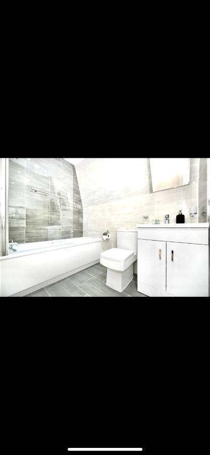 Lovely 2 Bedroom Serviced Penthouse Battersea Park Road Londra Exterior foto